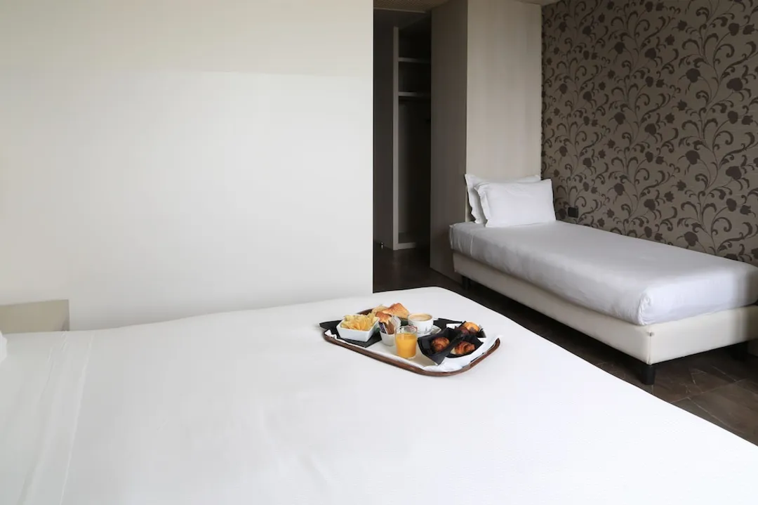 Klima Hotel Milano Fiere-Standard Triple Room (1 king bed and 1 single)-3