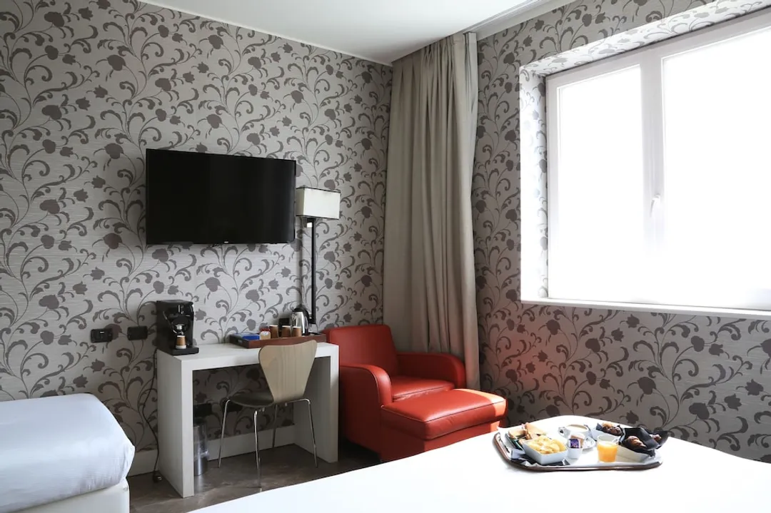 Klima Hotel Milano Fiere-Standard Triple Room (1 king bed and 1 single)-4