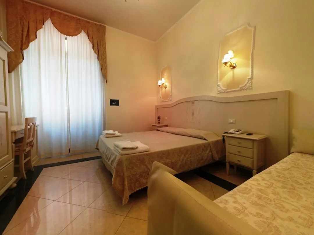 Hotel Cambridge-Superior Triple Room-1