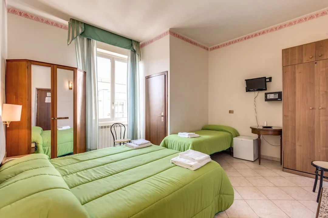 Hotel Cambridge-Standard Triple Room-3
