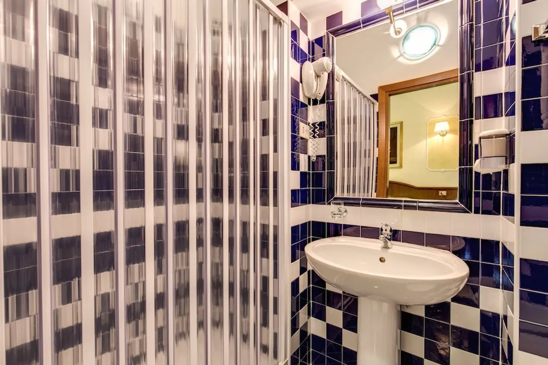 Hotel Cambridge-Standard Triple Room-5