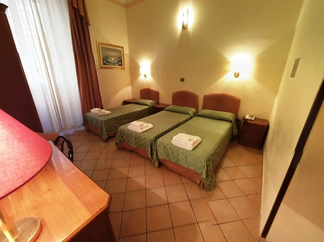 Hotel Cambridge-Standard Triple Room-2