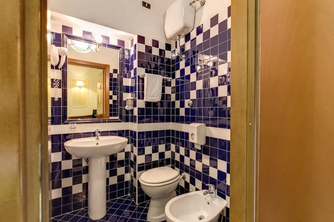 Hotel Cambridge-Standard Triple Room-6