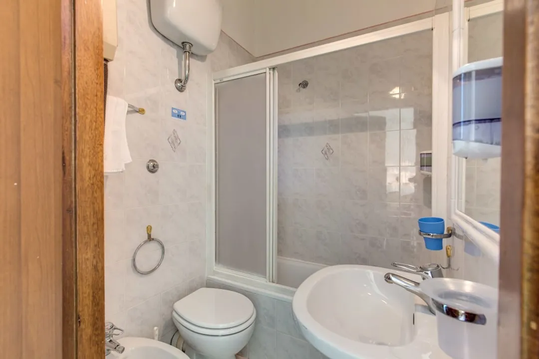 Hotel Cambridge-Standard Triple Room-4