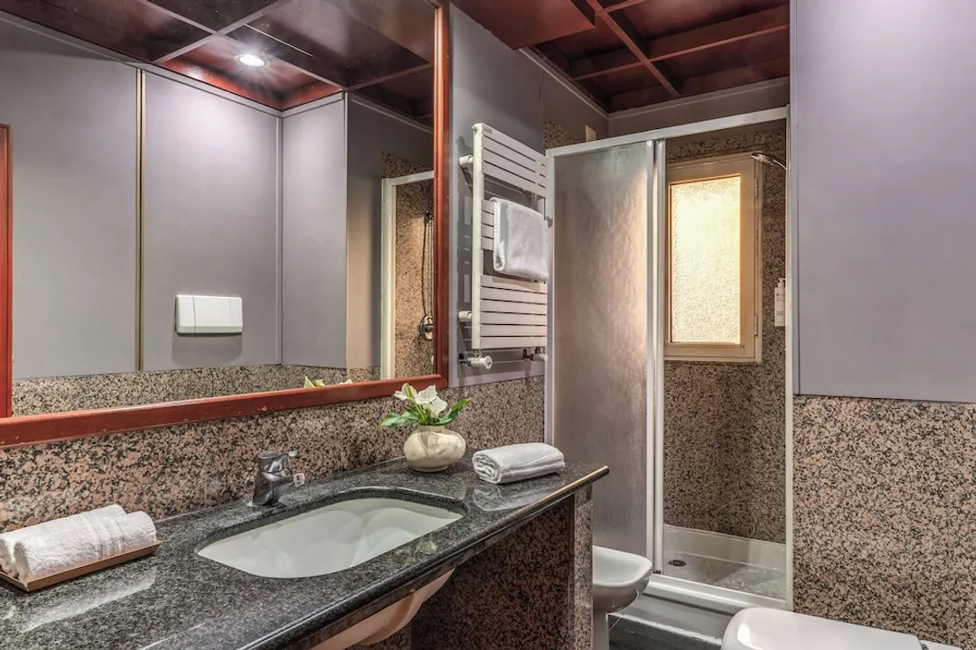 Hotel Madison-Basic Room, 1 Large Twin Bed-7