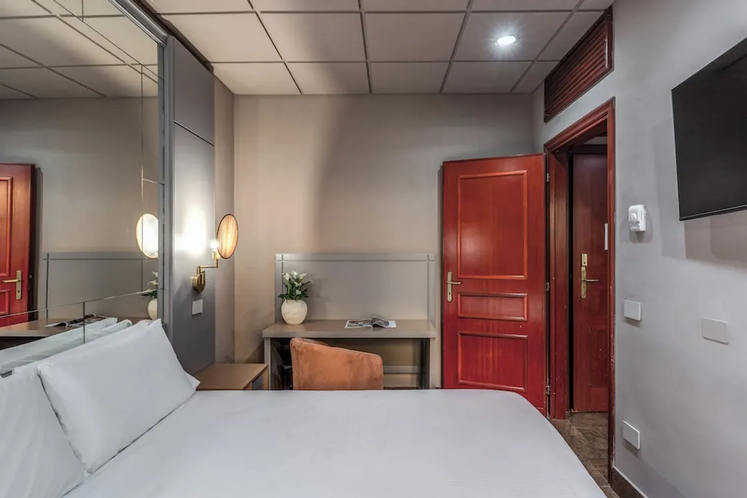 Hotel Madison-Basic Room, 1 Large Twin Bed-3