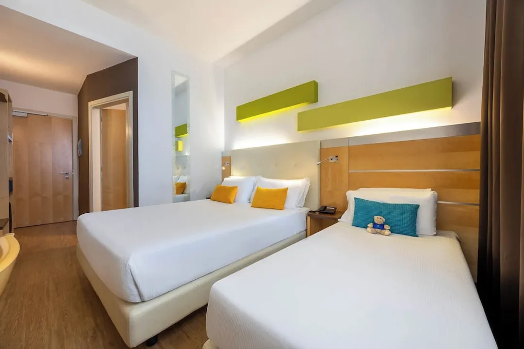 iH Hotels Milano Gioia-Standard Triple Room, Multiple Beds-1