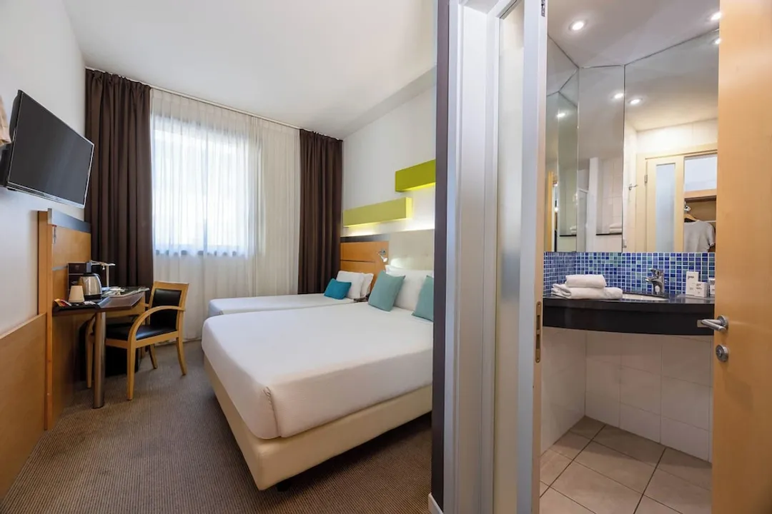 iH Hotels Milano Gioia-Standard Triple Room, Multiple Beds-3