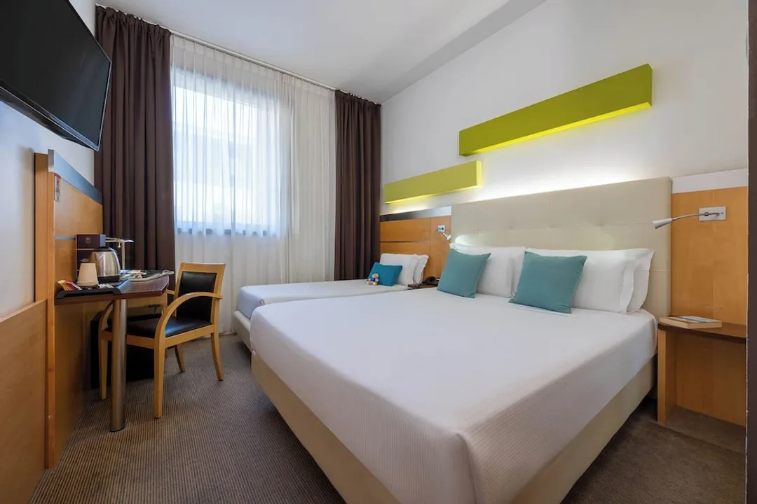 iH Hotels Milano Gioia-Standard Triple Room, Multiple Beds-4