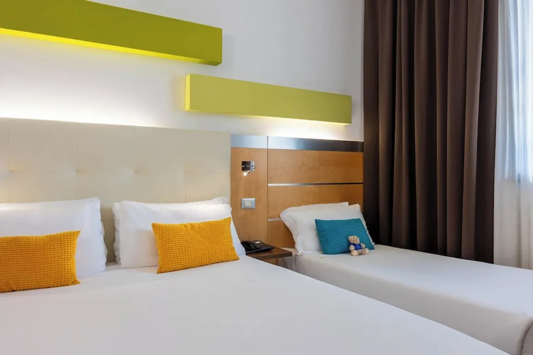 iH Hotels Milano Gioia-Standard Triple Room, Multiple Beds-5