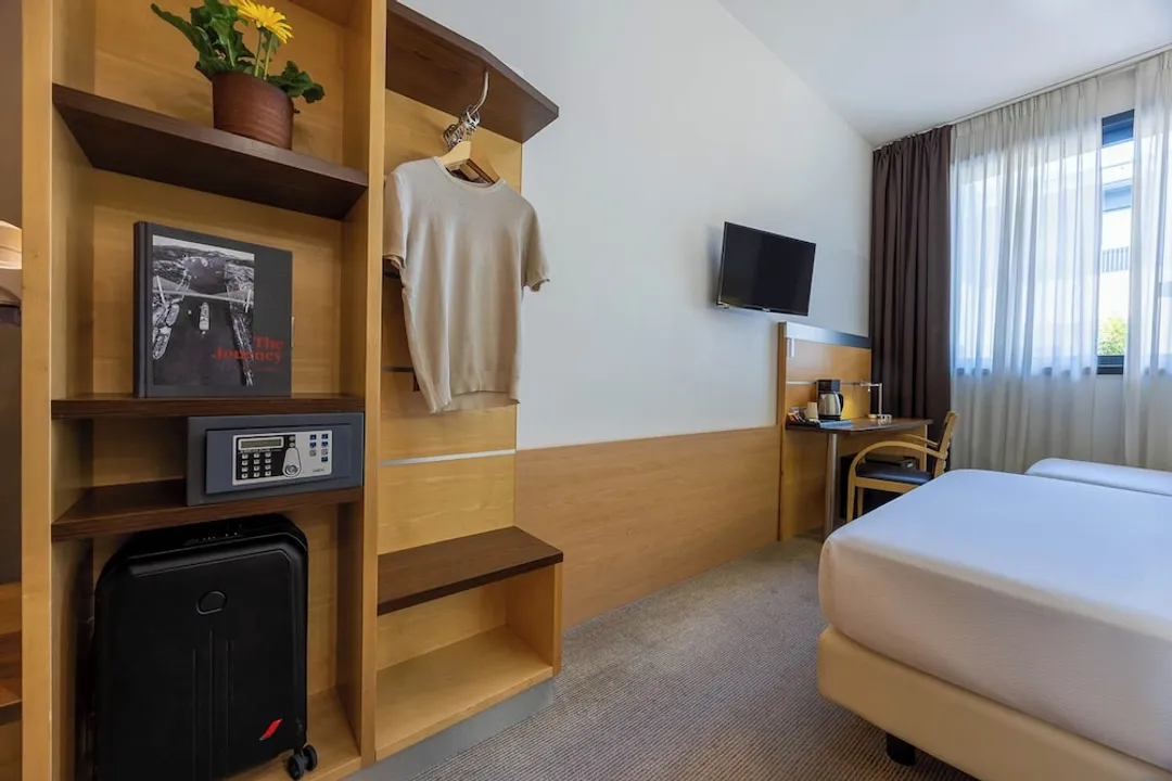 iH Hotels Milano Gioia-Standard Triple Room, Multiple Beds-2