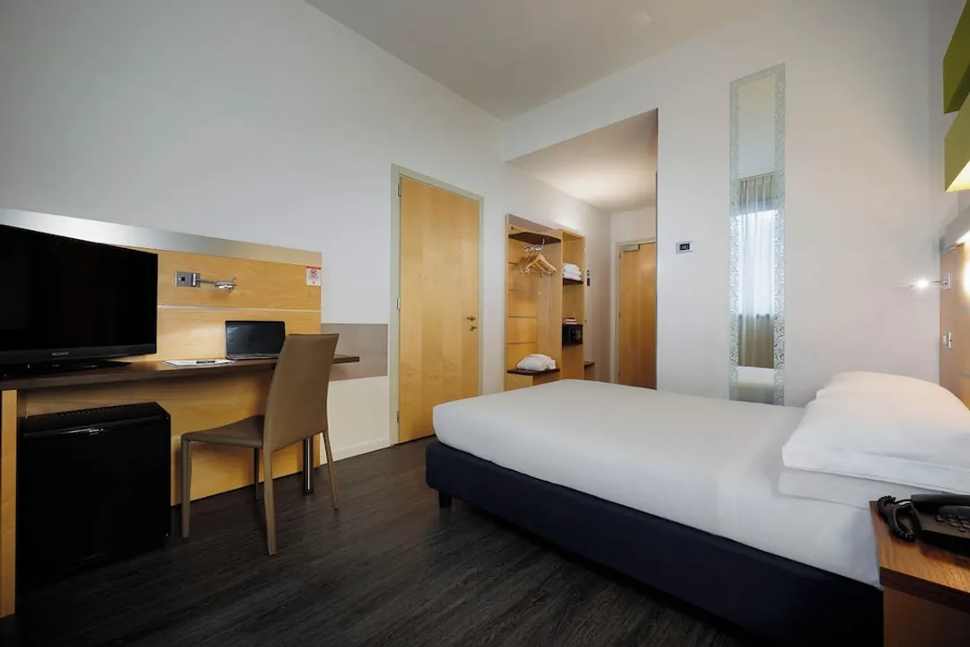 iH Hotels Milano Gioia-Basic Single Room, Accessible-1