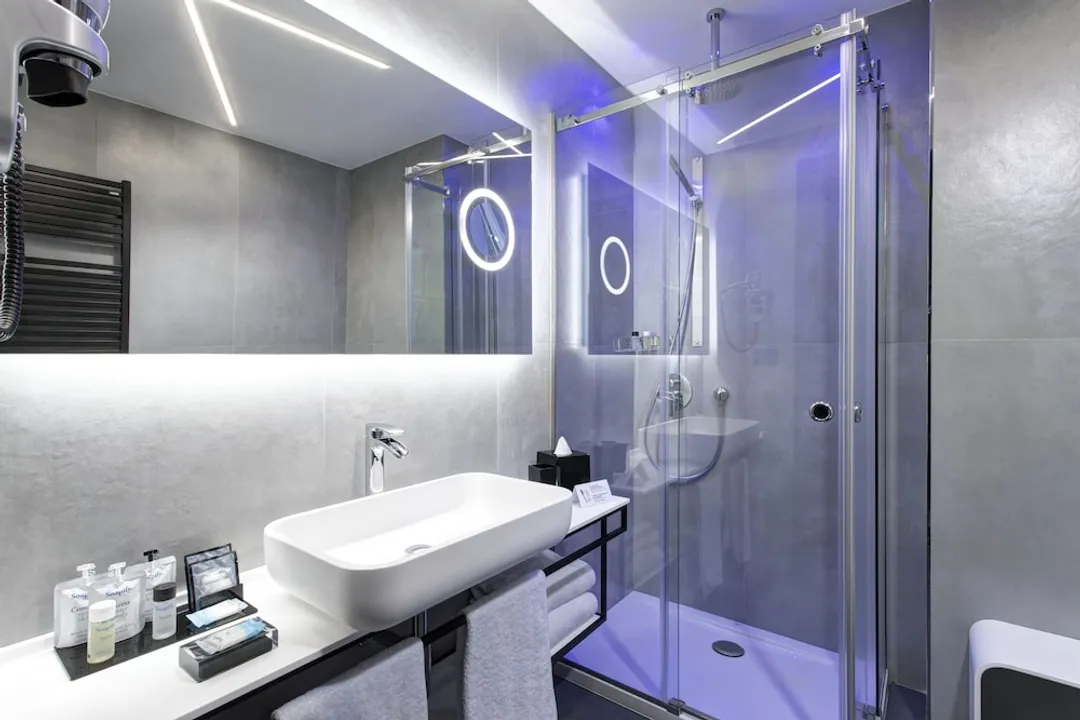 iQ Hotel Milano-Classic Double Room Single Use-5