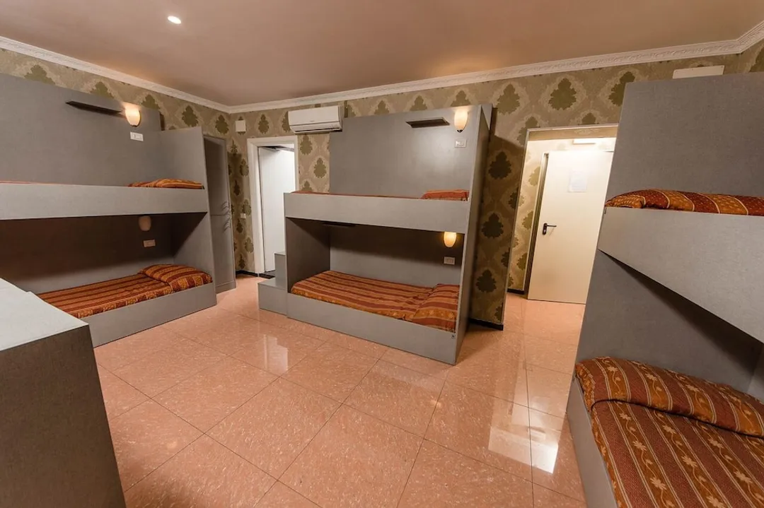 美麗飯店-Bed in 5-Bed Dormitory Room - 1 single bed and 2 bunk beds (5 single beds)-2