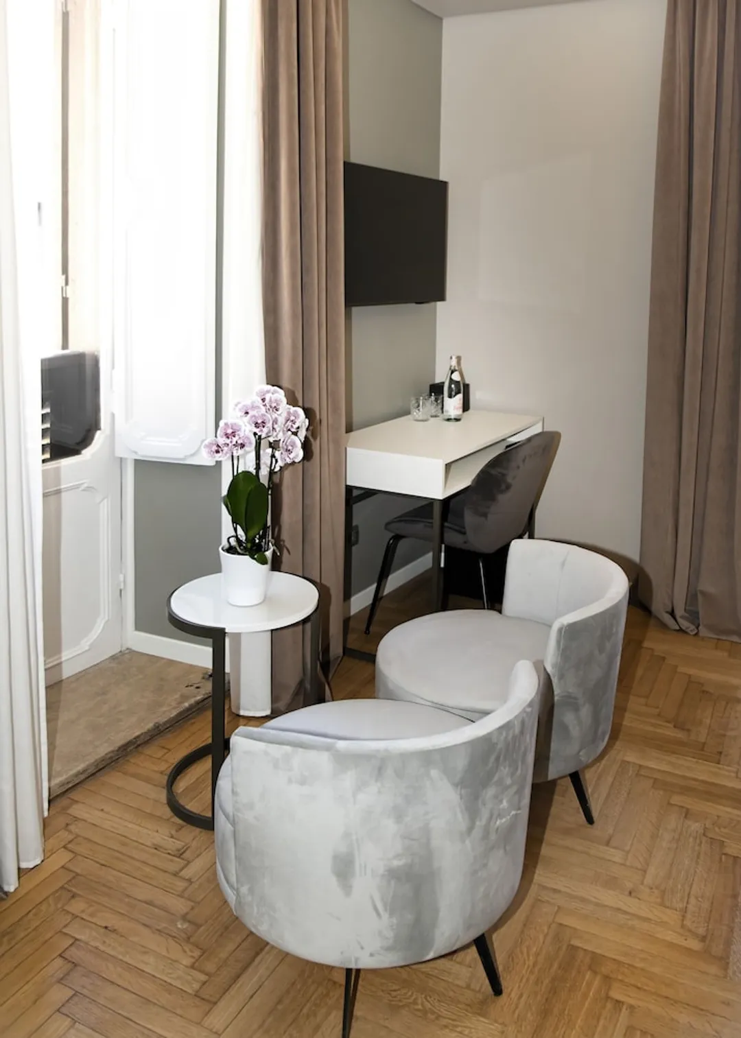 Hotel Caravita-Deluxe Room-2