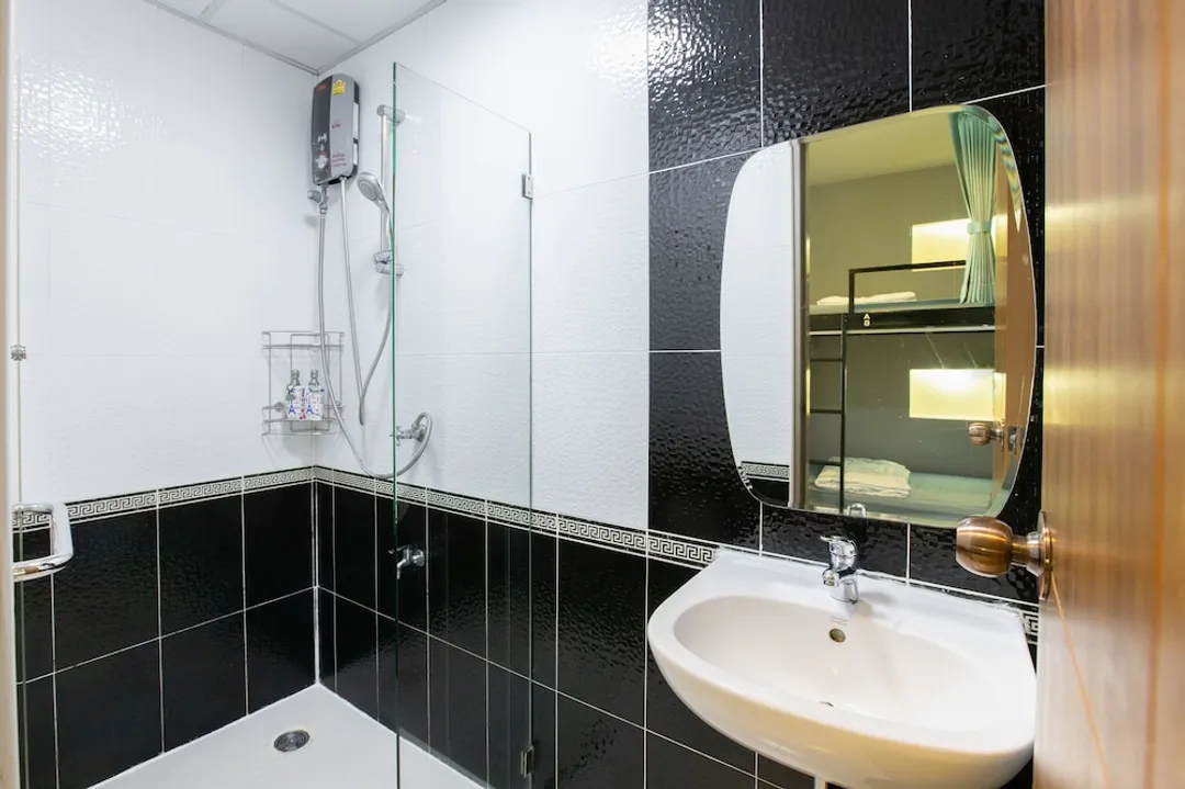 Restiny Hostel-Family Room 6 Beds-11