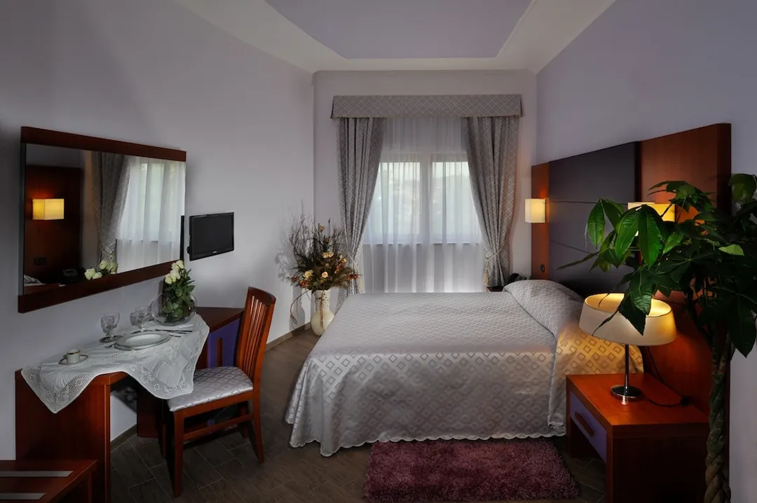 Hotel Roma Tiburtina-Deluxe Double Room-3