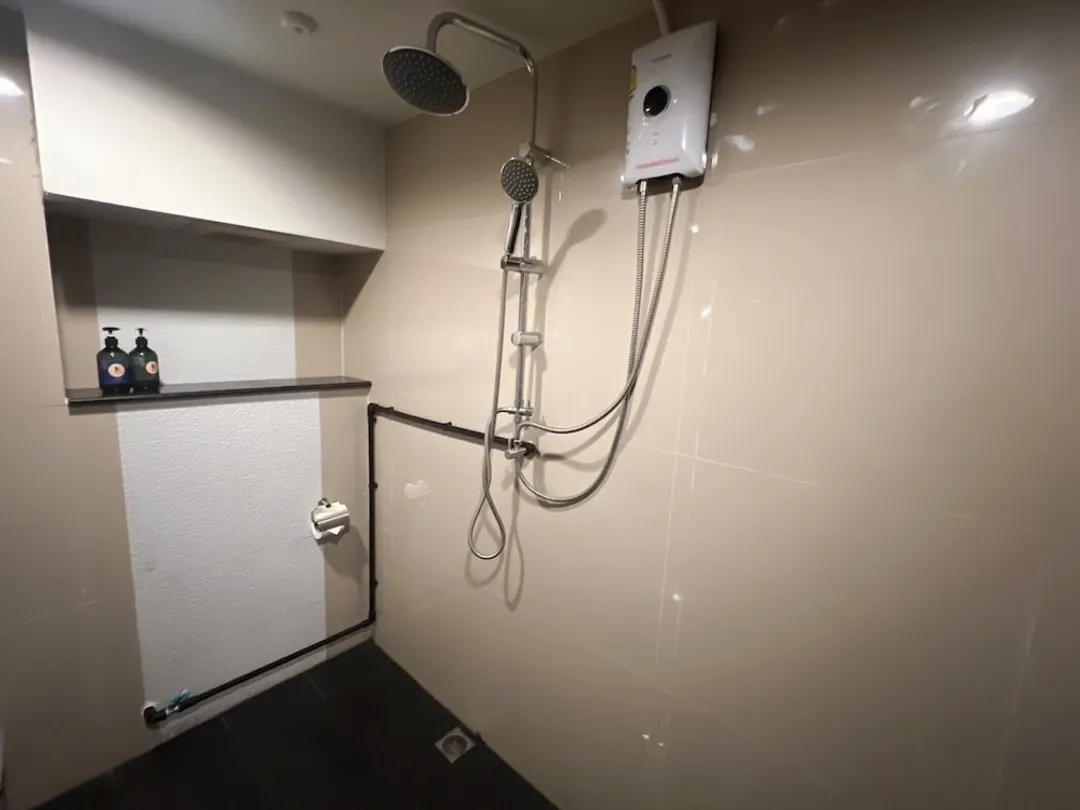 Deco Lux Hotel-Quadruple shared Bathroom-5