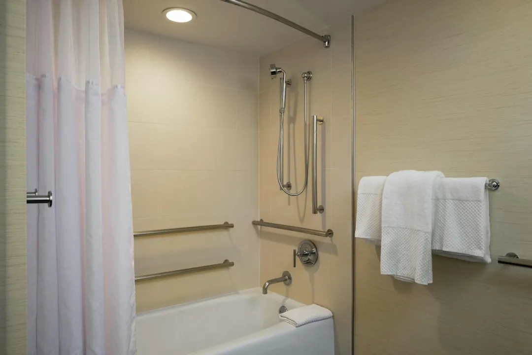 希爾頓夏威夷唯客樂度假村-客房, 1 張特大雙人床, 海景 (Pal Grd, Bathtub)-7