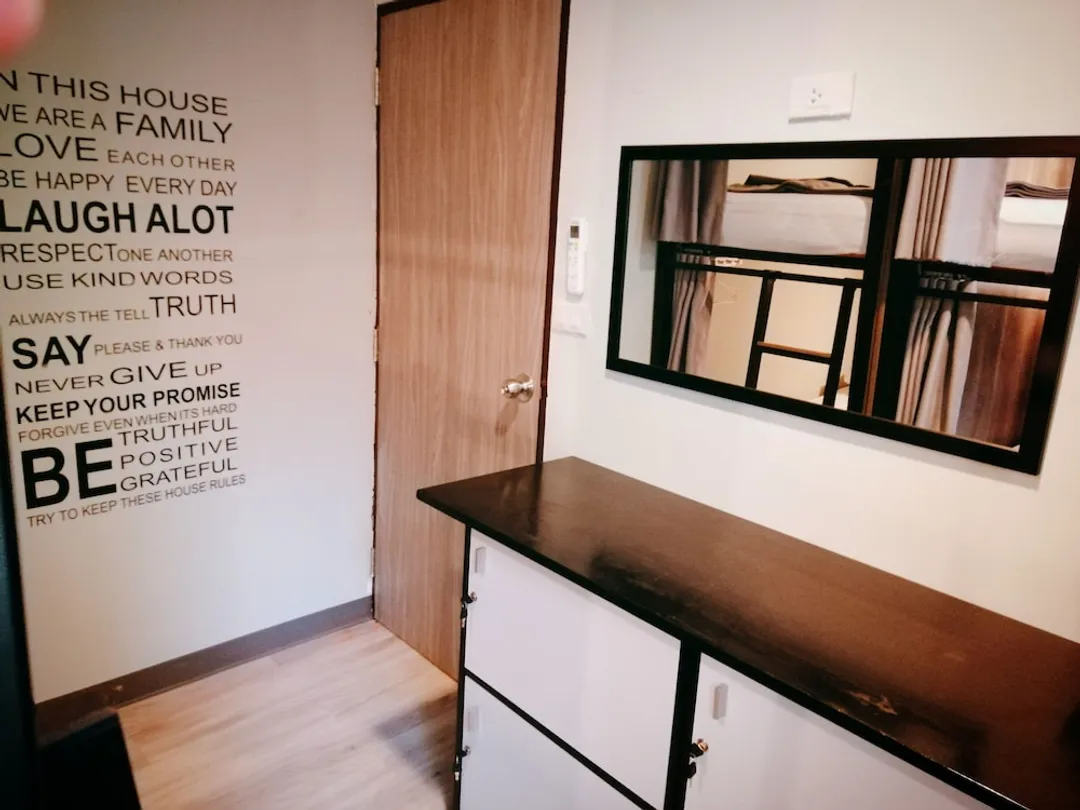 ホワイト ハウス ホステル-4 People Room Shared Bathroom-4