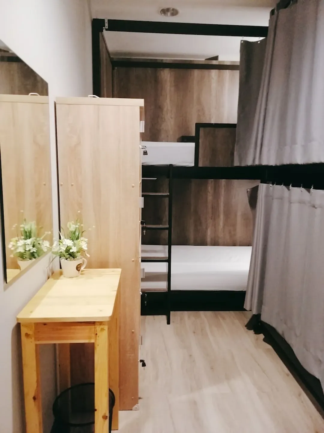 ホワイト ハウス ホステル-4 People Room Shared Bathroom-2