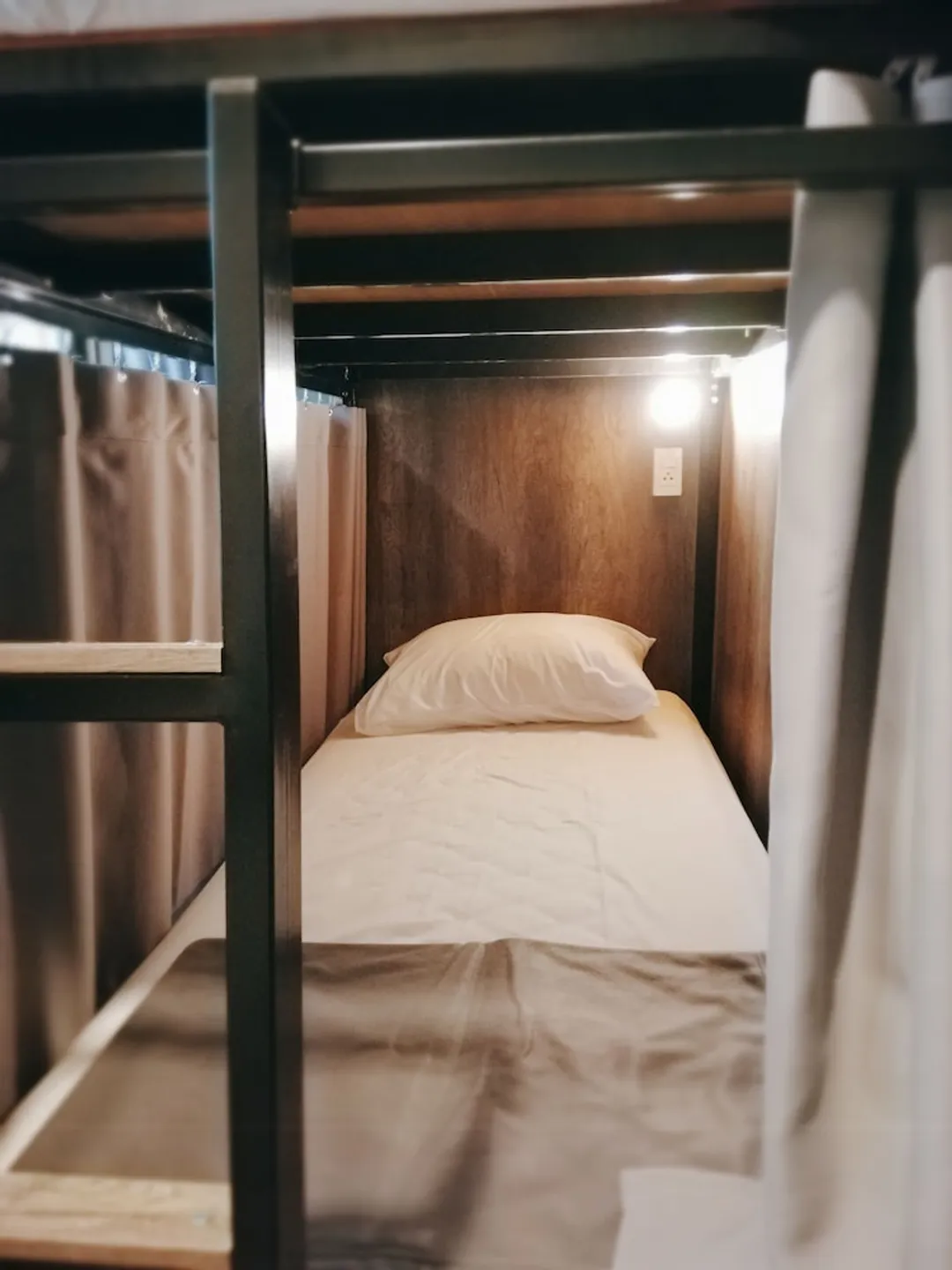 ホワイト ハウス ホステル-4 People Room Shared Bathroom-5