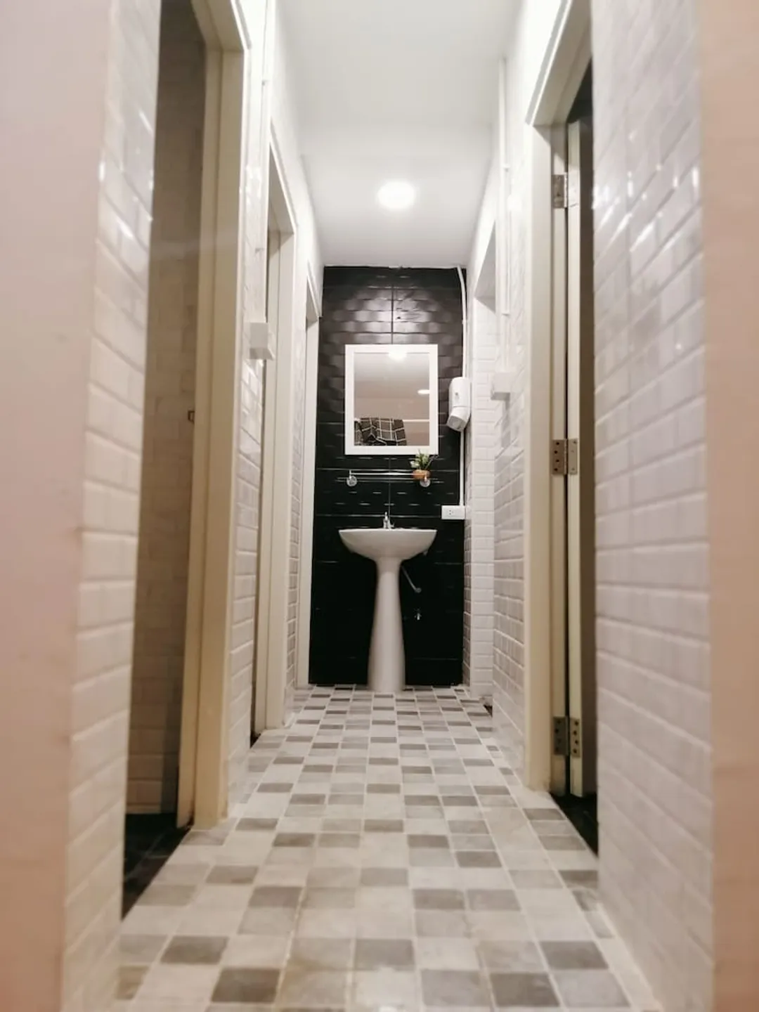 ホワイト ハウス ホステル-4 People Room Shared Bathroom-9