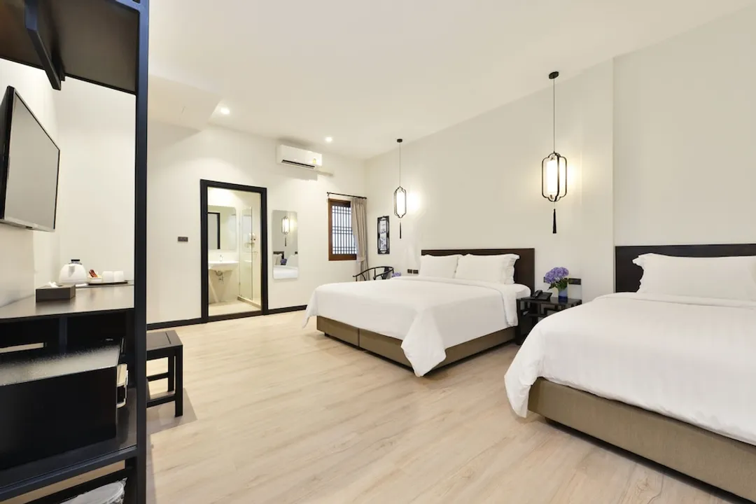 Old Thai Heng Hotel-Deluxe Triple Double Room-1