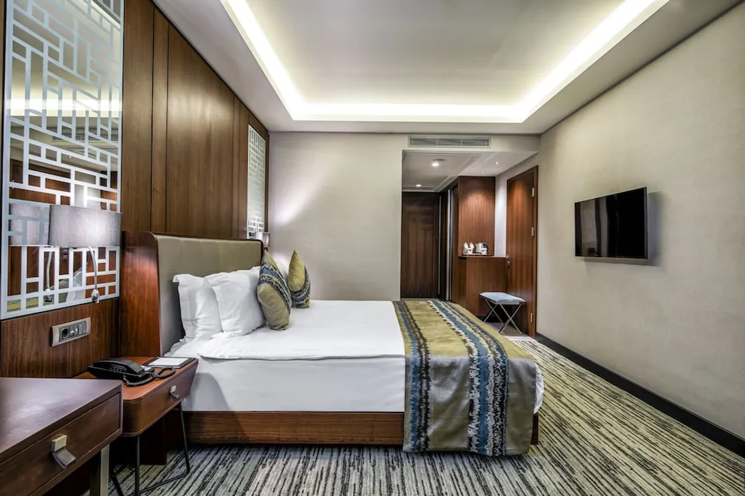 金角凱隆飯店-Standard Double Room, Atrium View-2