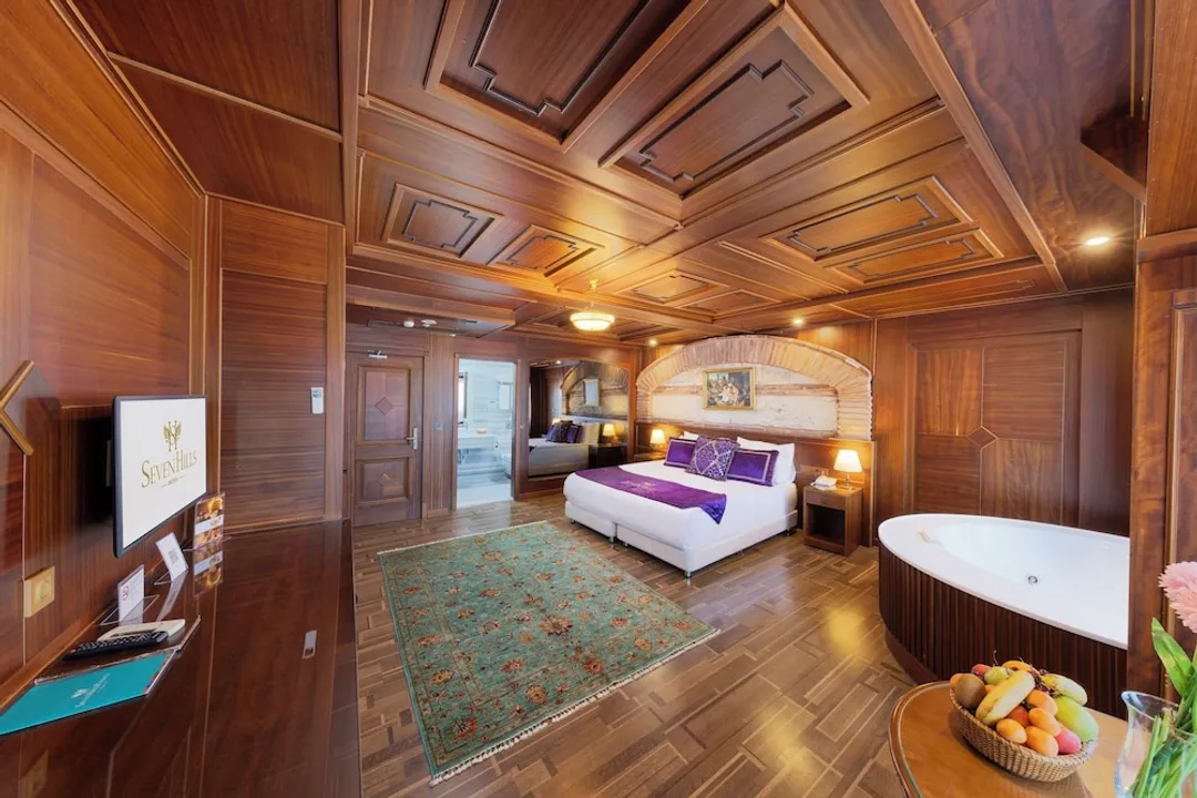 七山特級飯店-King Suite With Hagia Sophia View-3