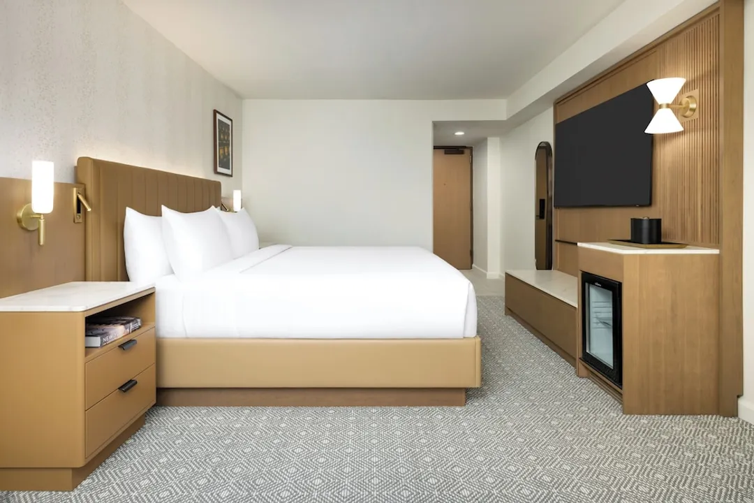 曼哈頓時代廣場皇冠假日飯店 - IHG 旗下飯店-客房, 1 張特大雙人床, 無障礙浴缸, 邊間-1