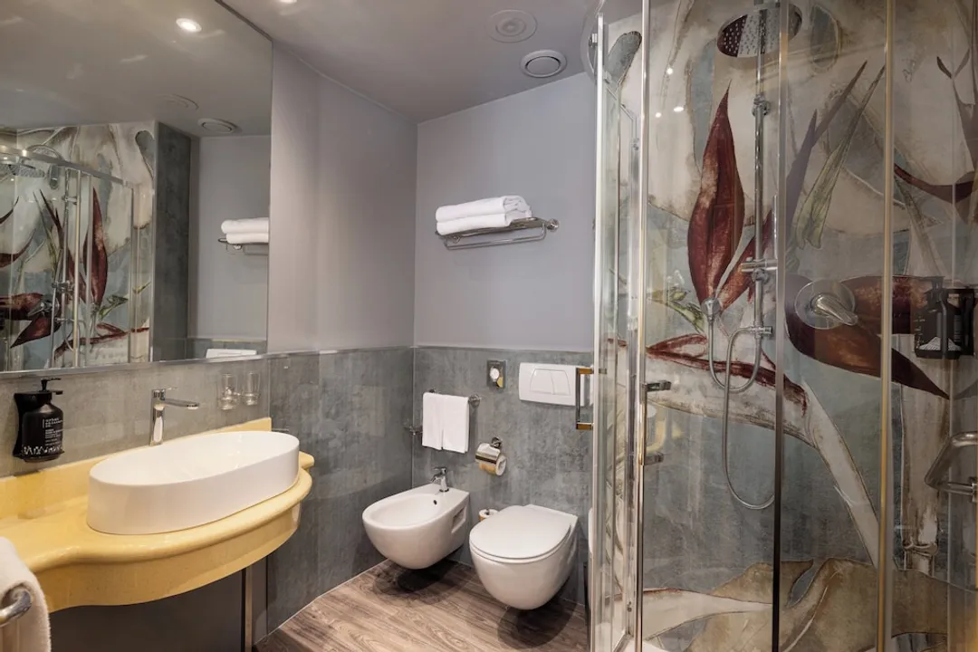 Holiday Inn Milan - Garibaldi Station by IHG-Standard Room, 1 Queen Bed-2