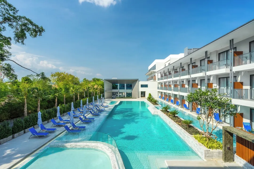 Seabed Grand Hotel Phuket-Deluxe Triple Pool View Room-5