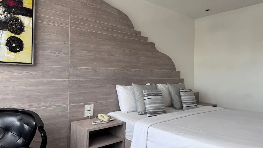 메타발라이 레지던스-Superior King Room-5