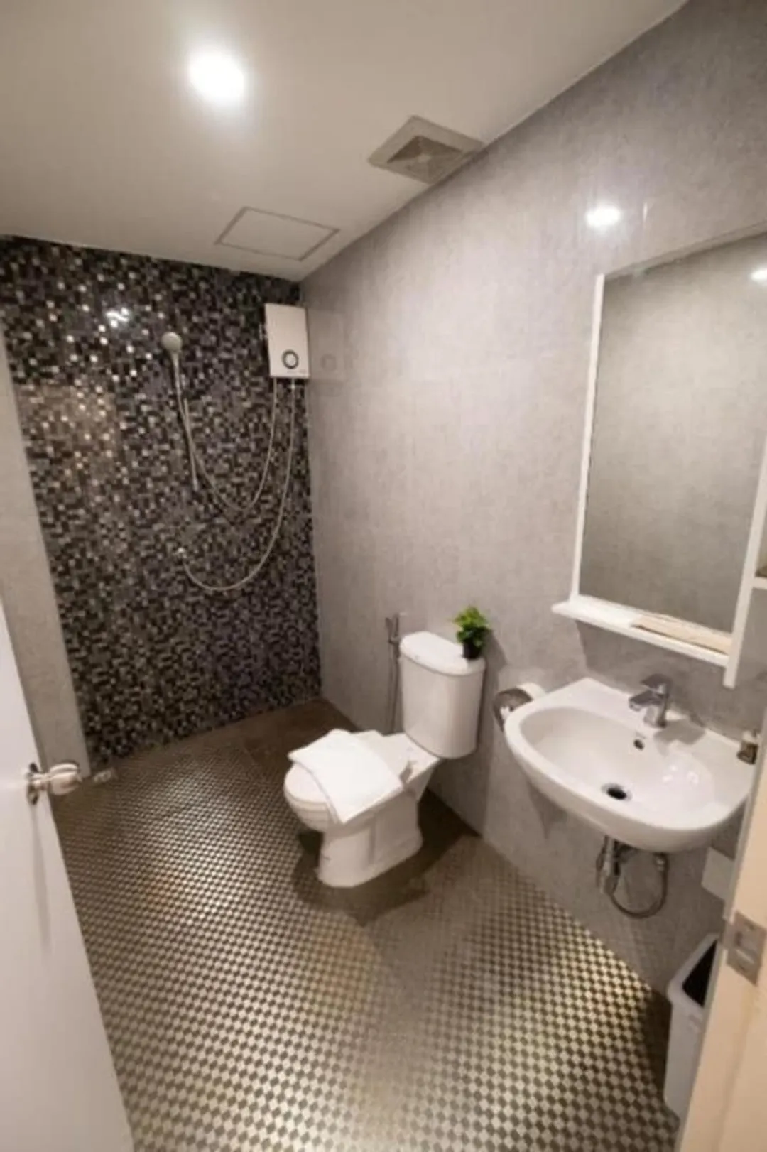 Amber Inn-Triple Room with Balcony-5