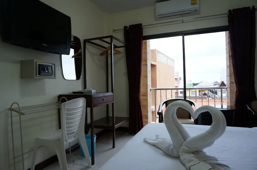 Baan Taweesuk-Deluxe Double Room with Partial Ocean View-2