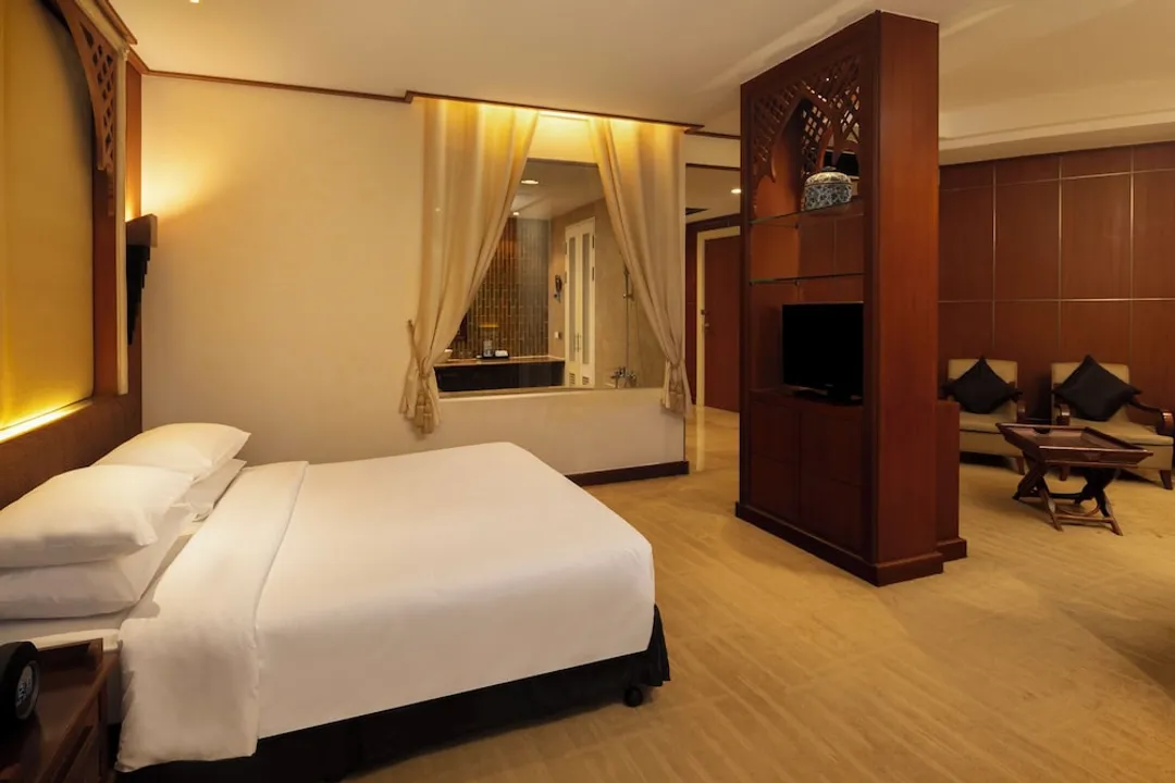 The Davis Bangkok Hotel-Deluxe Room (Corner Wing)-3