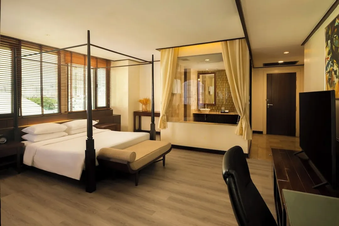 The Davis Bangkok Hotel-Deluxe Room (Corner Wing)-1
