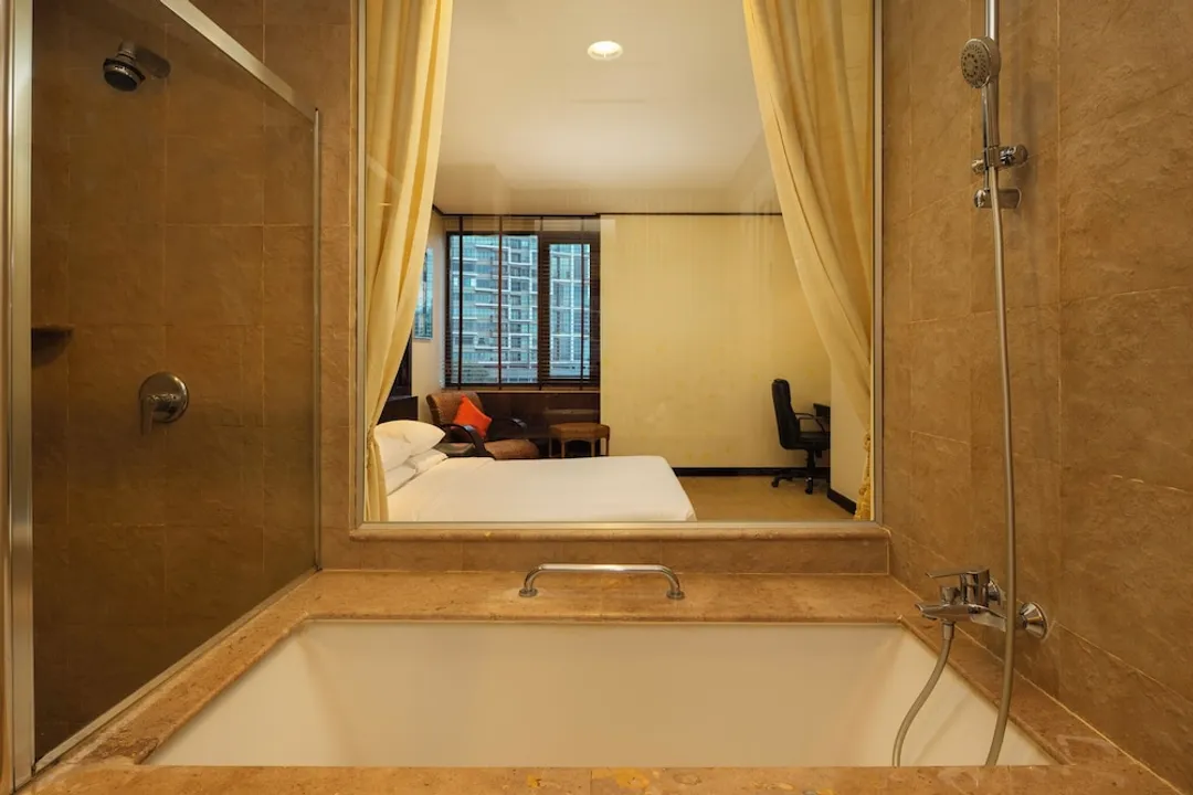 The Davis Bangkok Hotel-Diplomat Suite (With Jacuzzi) (Corner Wing)-6