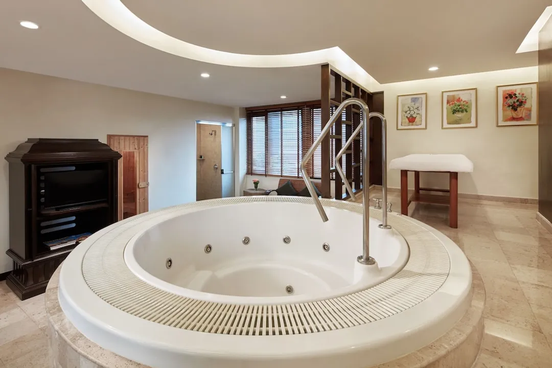 The Davis Bangkok Hotel-Diplomat Suite (With Jacuzzi) (Corner Wing)-2