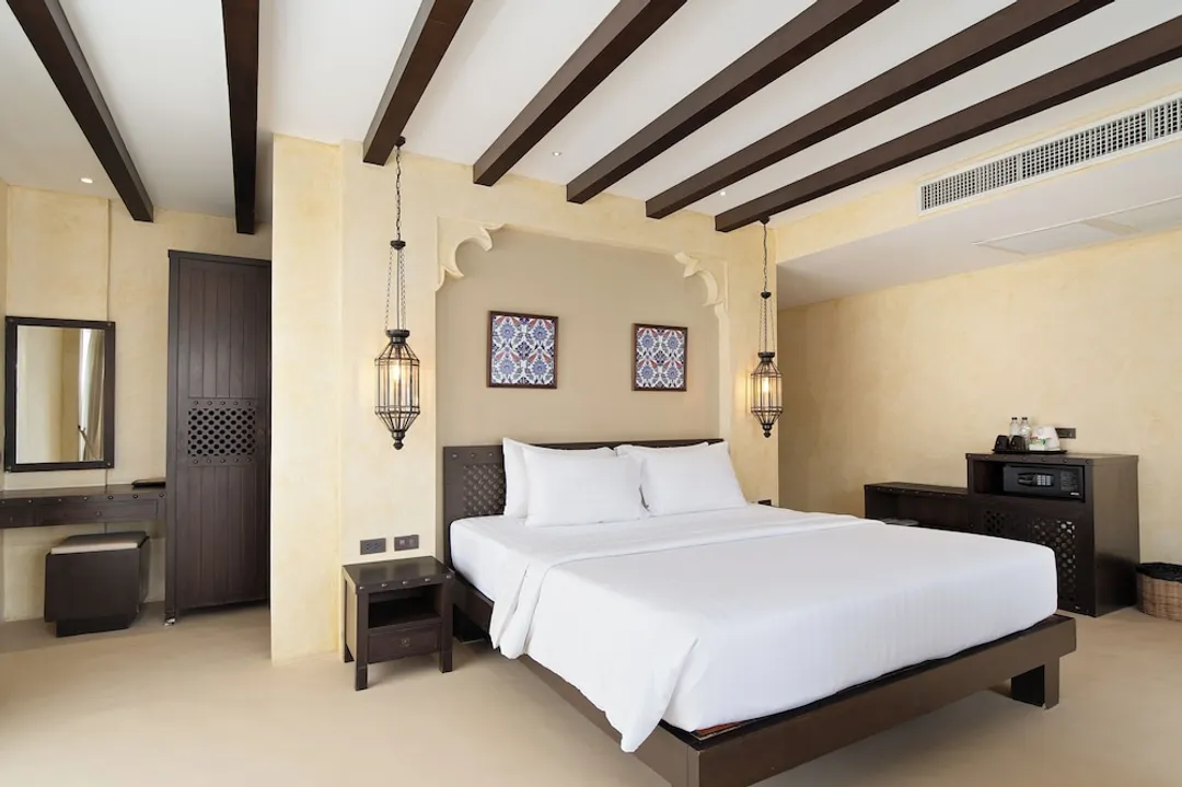 Dewan Bangkok-Deluxe King Room-4