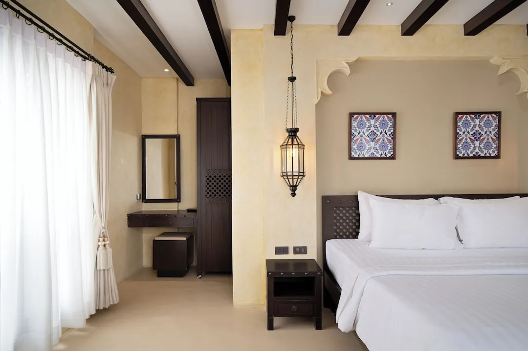 Dewan Bangkok-Deluxe King Room-2