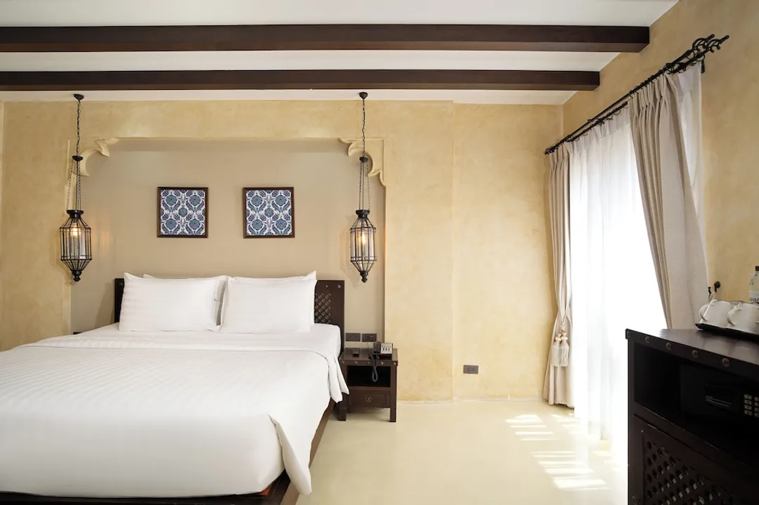 Dewan Bangkok-Superior King Room-7