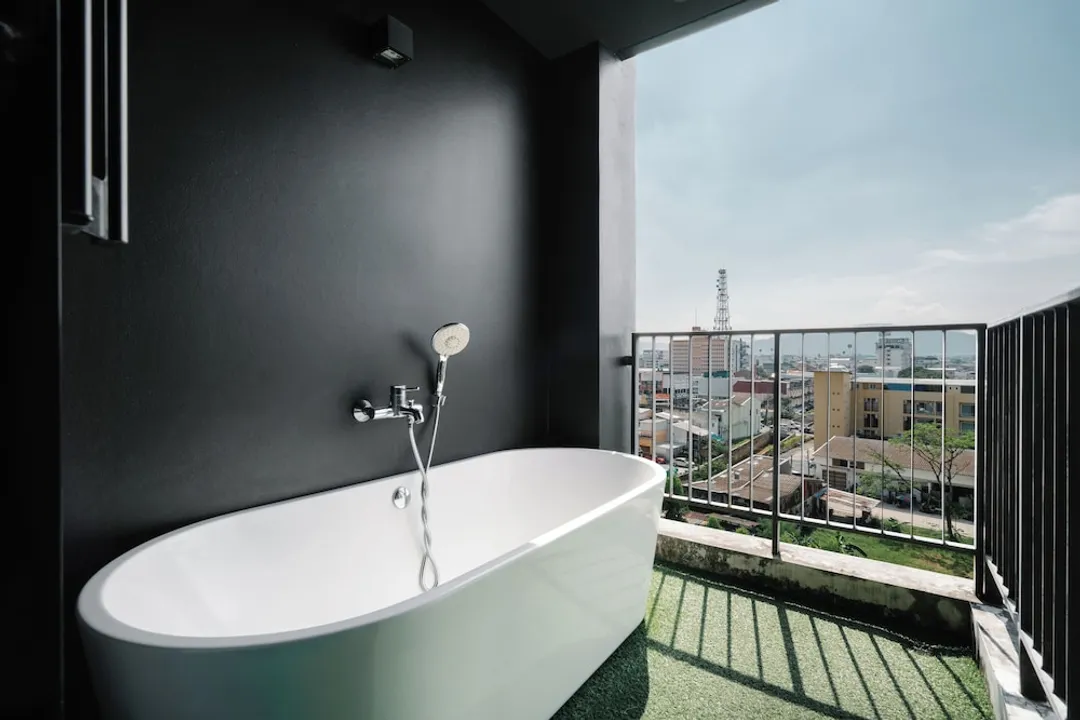 ブルー・モンキー・ハブ・アンド・ホテル・プーケット-Deluxe King with outside Bathtub - Free Co-Working space 24 hrs.-7