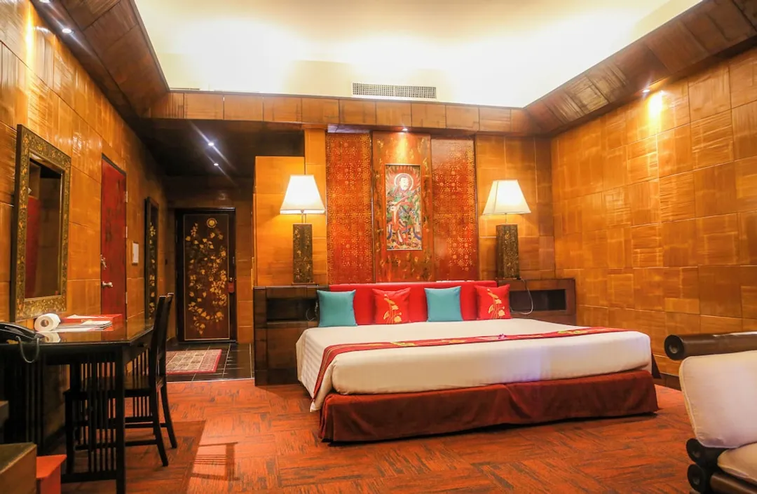 Mom Tri's Villa Royale-Suite (Beach Wing)-4