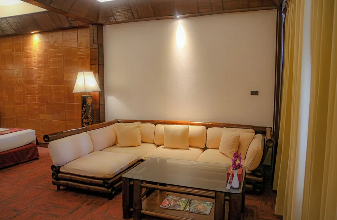 Mom Tri's Villa Royale-Suite (Beach Wing)-5