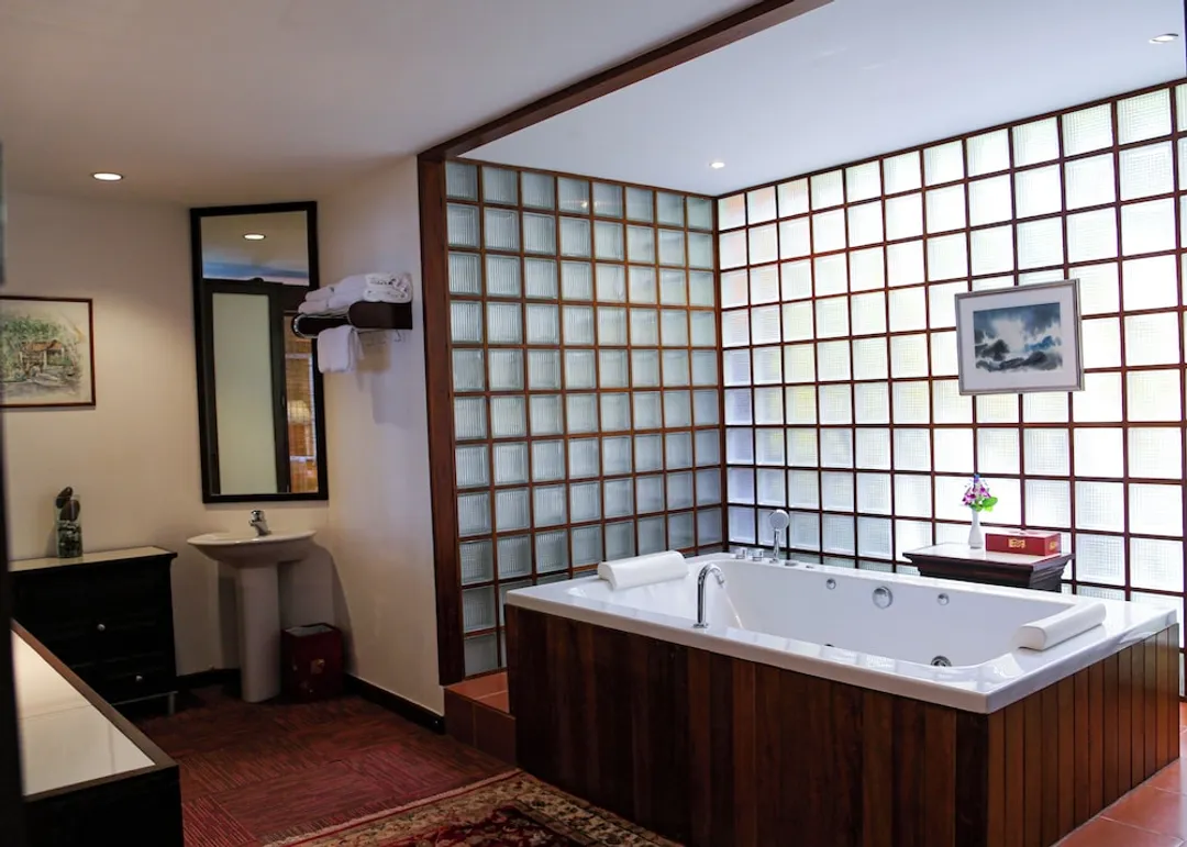 Mom Tri's Villa Royale-Ocean Wing Bourgogne-12