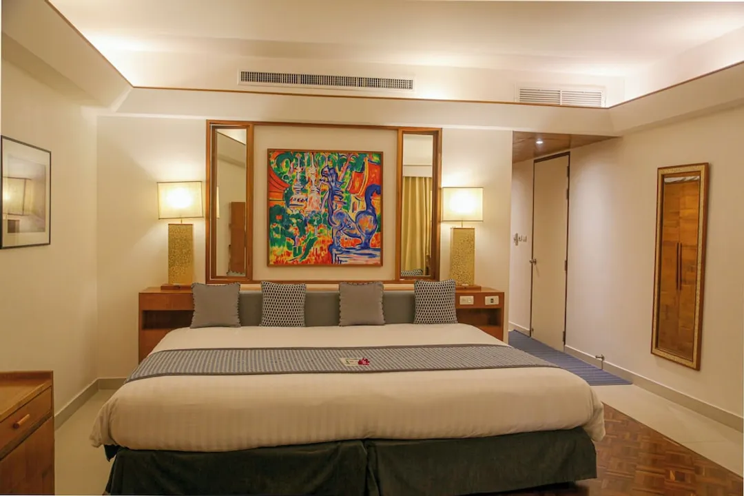 Mom Tri's Villa Royale-Standard Suite (Royal Wing)-5