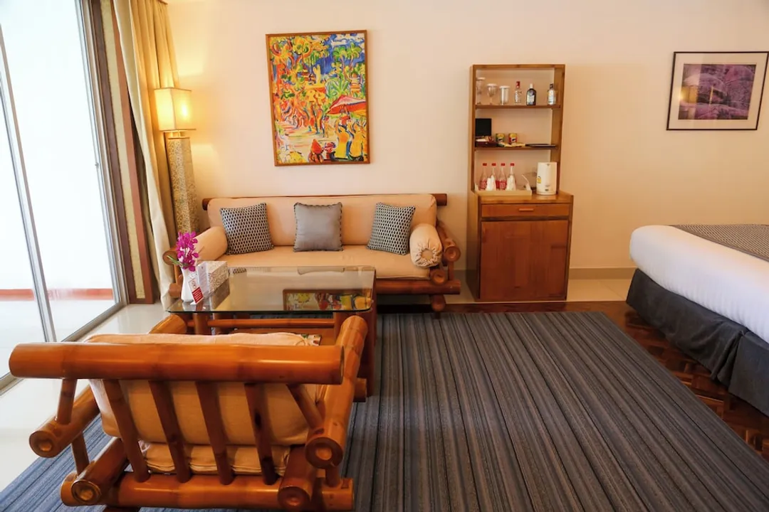 Mom Tri's Villa Royale-Standard Suite (Royal Wing)-7