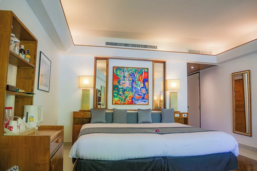 Mom Tri's Villa Royale-Standard Suite (Royal Wing)-4
